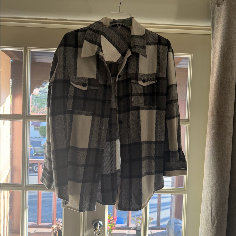 Women's Black and white Plaid Button-Up Shirt Jacket size small